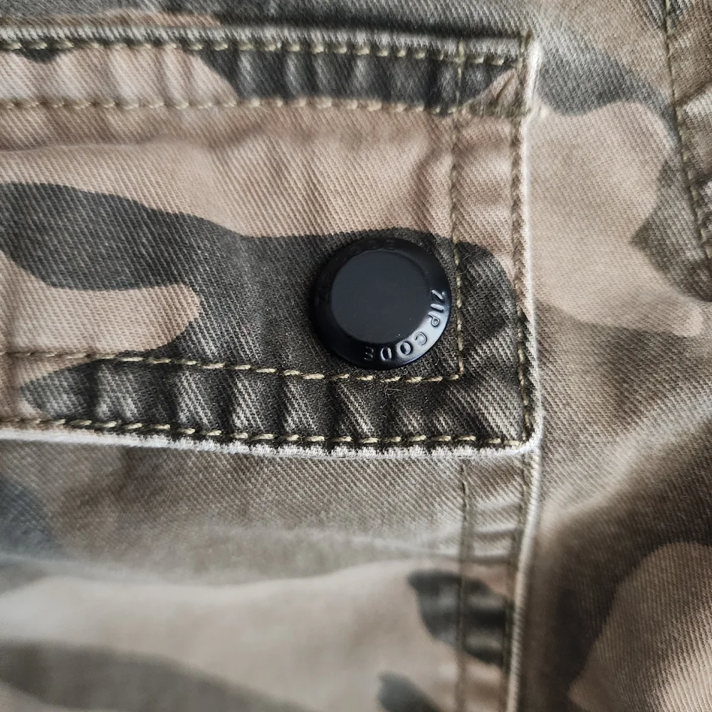 Mens Medium Zip Code 1992 Camo Button Down Shacket EUC. - Picture 4 of 5